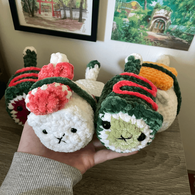 Lot chats sushi