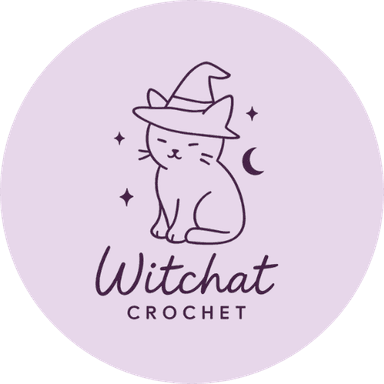 Logo de la marque "witchat crochet" avec un chat qui porte un chapeau de sorcière et qui est entouré d'étoiles et d'une lune. Couleurs violettes