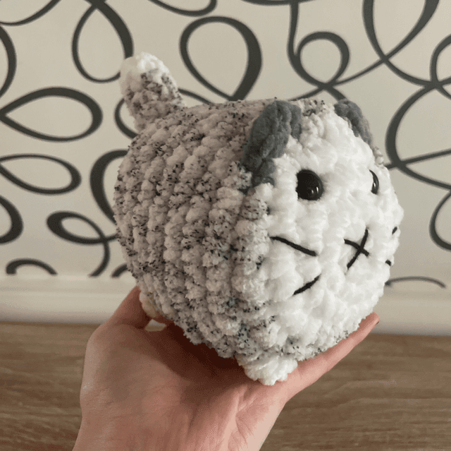 Chat boule gris